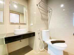 Toilet Kamar 4 Cozy Studio Room Apartment Green Kosambi (Greko) By Travelio