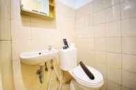 In-room Bathroom Cozy Studio Room Apartment Tamansari Panoramic By Travelio