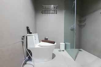 Toilet Kamar 4 Nice and Fancy 1BR at Patraland Amarta Apartment By Travelio