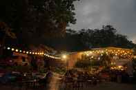 Bar, Kafe, dan Lounge Little Caravan Forest Resort by Triple Tree