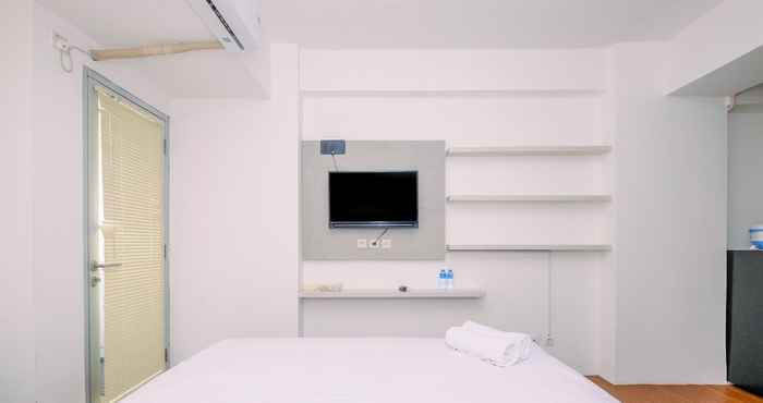 ห้องนอน Comfort and Cozy Stay Studio Room at Gunung Putri Square Apartment By Travelio