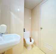 Toilet Kamar 4 Comfy and Homey Studio Apartment at Parahyangan Residence By Travelio