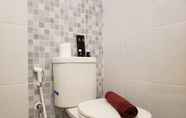 Toilet Kamar 5 Tidy and Minimalist 2BR Apartment at Tokyo Riverside PIK 2 By Travelio