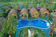 สระว่ายน้ำ Resort Hang Duong