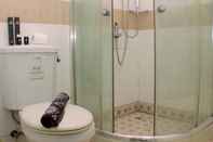 Toilet Kamar Cozy and Warm Studio at Metropark Condominium Jababeka Apartment By Travelio