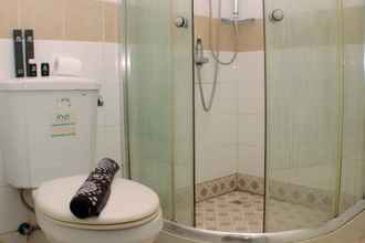 Toilet Kamar 4 Cozy and Warm Studio at Metropark Condominium Jababeka Apartment By Travelio
