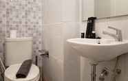 Toilet Kamar 3 Nice and Fancy Studio at Tokyo Riverside PIK 2 Apartment By Travelio