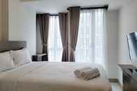 Bilik Tidur Nice and Fancy Studio at Tokyo Riverside PIK 2 Apartment By Travelio