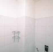 Toilet Kamar 5 Cozy and Warm Studio Room at Gunung Putri Square Apartment By Travelio