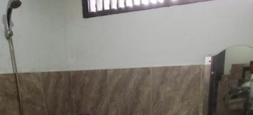 ห้องน้ำภายในห้อง 3 Penginapan Alphabet Syariah