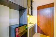 Common Space Comfort and Warm Living Studio Room at Gunung Putri Square Apartment By Travelio