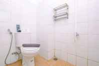 Toilet Kamar Tidy and Homey Studio at Gunung Putri Square Apartment By Travelio