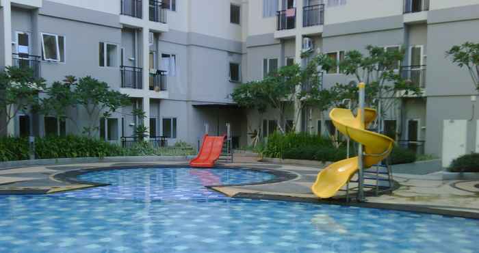 Swimming Pool Homey and Nice 1BR at Maple Park Sunter Apartment By Travelio