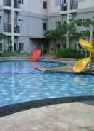 SWIMMING_POOL Homey and Nice 1BR at Maple Park Sunter Apartment By Travelio