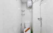 Toilet Kamar 7 Spacious Combined 3 in 1 3BR at Apartment Parkland Avenue By Travelio