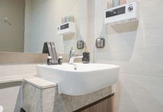 In-room Bathroom 6 Comfort and Elegant Stay 1BR at Gold Coast Apartment By Travelio