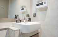 Toilet Kamar 6 Comfort and Elegant Stay 1BR at Gold Coast Apartment By Travelio