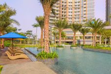 Swimming Pool Comfort and Elegant Stay 1BR at Gold Coast Apartment By Travelio