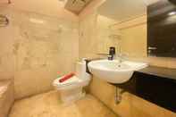 Bilik Mandi dalam Bilik Homey and Simply 2BR at Braga City Walk Apartment By Travelio