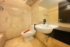 客房浴室 Homey and Simply 2BR at Braga City Walk Apartment By Travelio