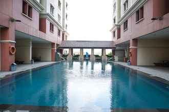Kolam Renang 4 Comfy and Fully Furnished 2BR Apartment at Gajah Mada Mediterania By Travelio