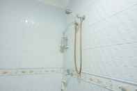 Toilet Kamar Comfy and Fully Furnished 2BR Apartment at Gajah Mada Mediterania By Travelio