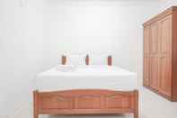 Kamar Tidur Comfy and Fully Furnished 2BR Apartment at Gajah Mada Mediterania By Travelio