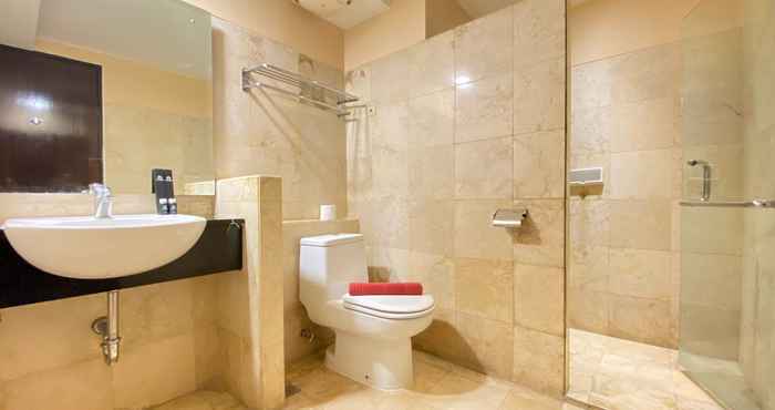 Toilet Kamar Nice and Fancy 2BR at Braga City Walk Apartment By Travelio