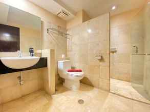 Toilet Kamar 4 Nice and Fancy 2BR at Braga City Walk Apartment By Travelio