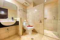 Toilet Kamar Nice and Fancy 2BR at Braga City Walk Apartment By Travelio