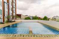 Swimming Pool Cozy Studio Room at Apartment Barsa City By Travelio