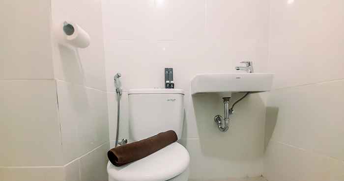 Toilet Kamar Cozy Studio Room at Apartment Barsa City By Travelio