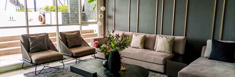 Sảnh chờ Cozy Studio Room at Apartment Barsa City By Travelio