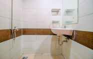 Toilet Kamar 5 Tidy and Comfortable Studio at Margonda Residence 3 Apartment By Travelio