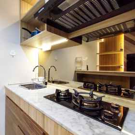 Common Space 6 Nice and Fancy 1BR with Extra Room at Amartha View Apartment By Travelio, Kaliwungu Station Hotels