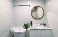 Toilet Kamar 2 Nice and Fancy 1BR with Extra Room at Amartha View Apartment By Travelio