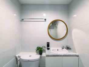 In-room Bathroom 4 Nice and Fancy 1BR with Extra Room at Amartha View Apartment By Travelio