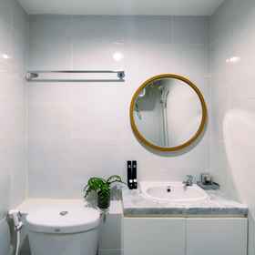Bathroom 2 Nice and Fancy 1BR with Extra Room at Amartha View Apartment By Travelio, Kaliwungu Station Hotels