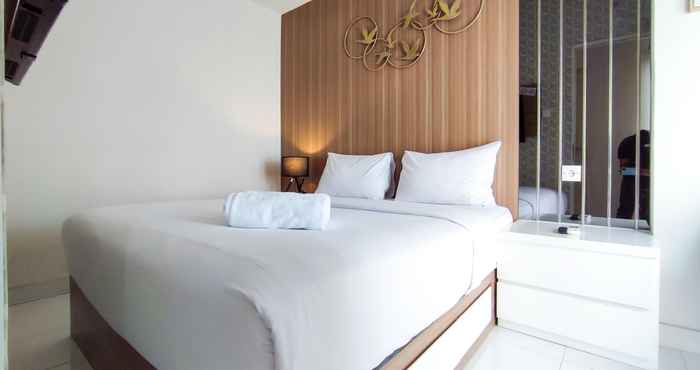 Kamar Tidur Nice and Fancy 1BR with Extra Room at Amartha View Apartment By Travelio