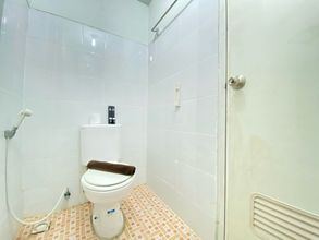 In-room Bathroom 4 Relaxing Studio Room at Apartment Suites @Metro By Travelio