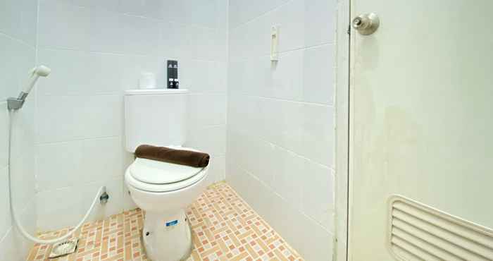 Toilet Kamar Relaxing Studio Room at Apartment Suites @Metro By Travelio