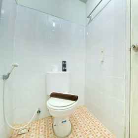 Bathroom 1 Travelio @Metro公寓套房的休闲一室公寓, UPTD Puskesmas Sindang Jaya 酒店