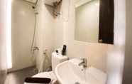 Toilet Kamar 7 Nice and Fancy 2BR Apartment at Skyland City Jatinangor By Travelio