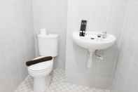 Toilet Kamar Homey and Modern 2BR at Puncak Kertajaya Apartment By Travelio