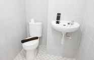 In-room Bathroom 5 Homey and Modern 2BR at Puncak Kertajaya Apartment By Travelio