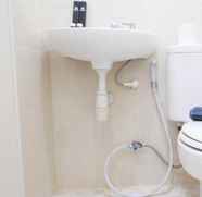 Toilet Kamar 4 Cozy Stay and Best Choice Studio at Puncak Kertajaya Apartment By Travelio