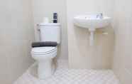 Toilet Kamar 6 Comfy and Clean 2BR Apartment at Puncak Kertajaya By Travelio