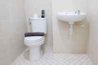 Toilet Kamar Comfy and Clean 2BR Apartment at Puncak Kertajaya By Travelio