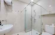 Toilet Kamar 5 Homey and Strategic 2BR at Puri Garden Apartment near Mall By Travelio