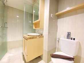 In-room Bathroom 4 Best City View 2BR at Apartment Tamansari La Grande By Travelio